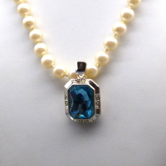 Vintage Avon Pearls with Blue Crystal Enhancer Pendant, Classy Necklace - Picture 7 of 7